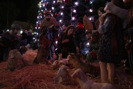 بالصور..  بيت لحم تضيء شجرة الميلاد في ساحة كنسية المهد صورة رقم 5