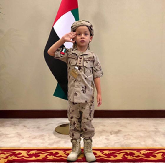  صورة الطفل زايد ابن حاكم دبي بالزي العسكري، ووالده فخور به صورة رقم 1