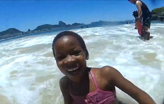 شاهدوا فرحة أطفال لاجئين يشاهدون البحر لأول مرة.. فيديو صورة رقم 1