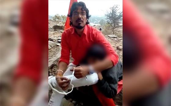 فيديو مروّع: هندي يقتل مسلماً ويحرقه بتهمة تلويث شرف الهندوس! صورة رقم 4
