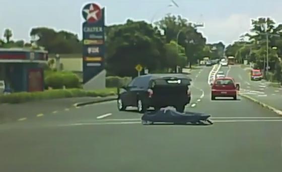 بالفيديو.. جثة تسقط من سيارة في مفترق طرق صورة رقم 2