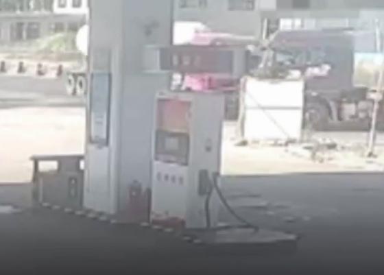 فيديو مروع.. انفجار شاحنة بعد تحطمها في محطة وقود صورة رقم 1