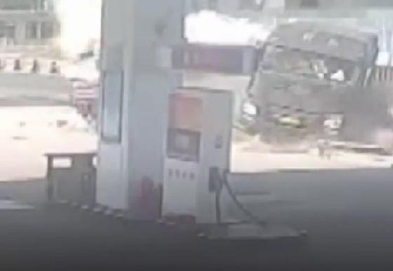 فيديو مروع.. انفجار شاحنة بعد تحطمها في محطة وقود صورة رقم 2