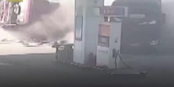 فيديو مروع.. انفجار شاحنة بعد تحطمها في محطة وقود صورة رقم 3