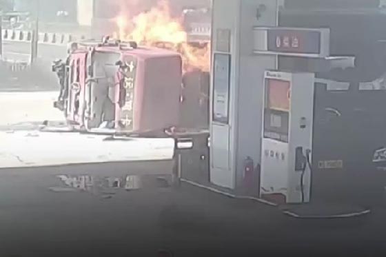 فيديو مروع.. انفجار شاحنة بعد تحطمها في محطة وقود صورة رقم 4