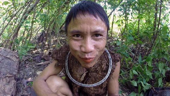 بالفيديو والصور.. طرزان الحقيقي يعيش منذ 40 عاما في غابات فيتنام صورة رقم 1