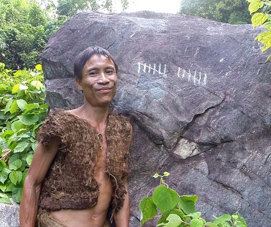 بالفيديو والصور.. طرزان الحقيقي يعيش منذ 40 عاما في غابات فيتنام صورة رقم 2