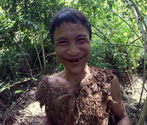 بالفيديو والصور.. طرزان الحقيقي يعيش منذ 40 عاما في غابات فيتنام صورة رقم 4