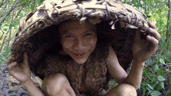 بالفيديو والصور.. طرزان الحقيقي يعيش منذ 40 عاما في غابات فيتنام صورة رقم 5