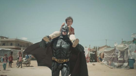 باتمان يلعب الغميضة مع طفل سوري في مخيم لاجئين صورة رقم 5
