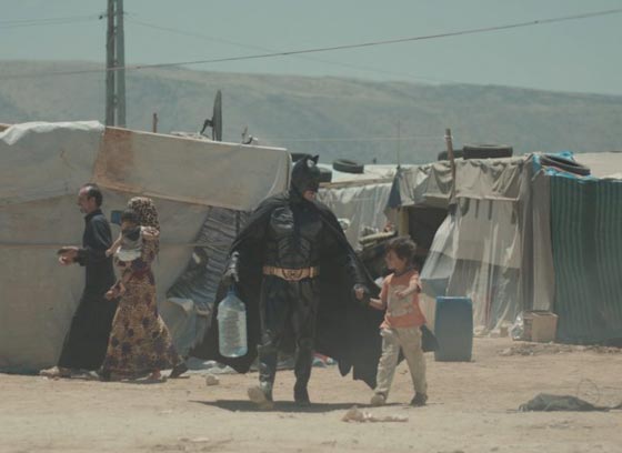 باتمان يلعب الغميضة مع طفل سوري في مخيم لاجئين صورة رقم 3