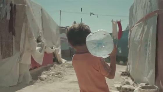 باتمان يلعب الغميضة مع طفل سوري في مخيم لاجئين صورة رقم 1