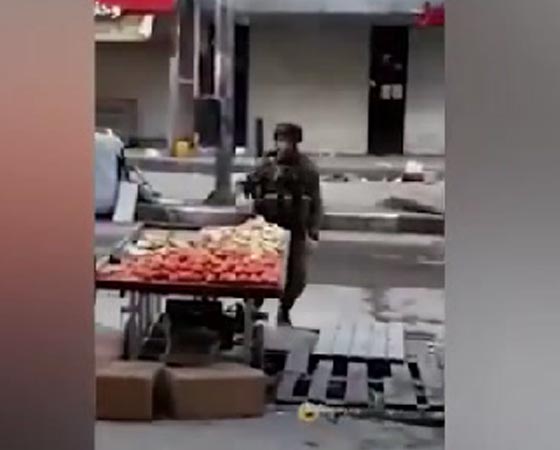 بالفيديو.. معاقبة الجندي الاسرائيلي سارق التفاح صورة رقم 1