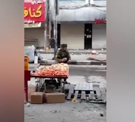 بالفيديو.. معاقبة الجندي الاسرائيلي سارق التفاح صورة رقم 2