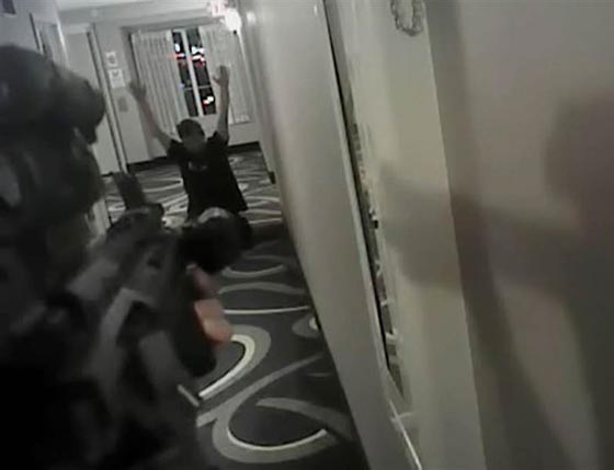 بالفيديو.. شرطي يطلق الرصاص على رجل أعزل ويقتله صورة رقم 4