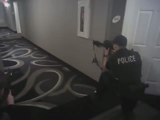 بالفيديو.. شرطي يطلق الرصاص على رجل أعزل ويقتله صورة رقم 3