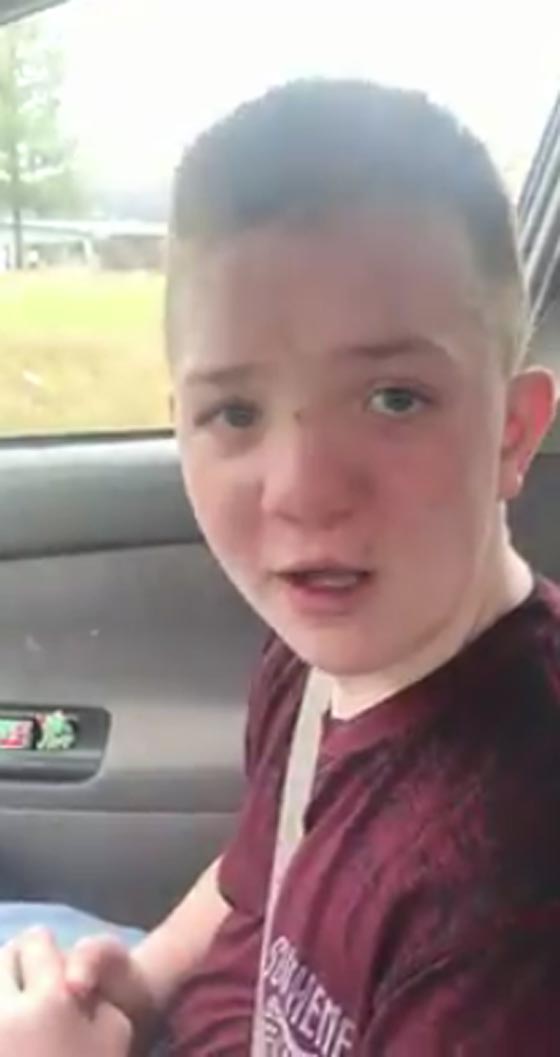 فيديو مؤثر: طفل يسحق القلوب بدموعه شاكيا تنمّر اصدقائه وسخريتهم منه  صورة رقم 1