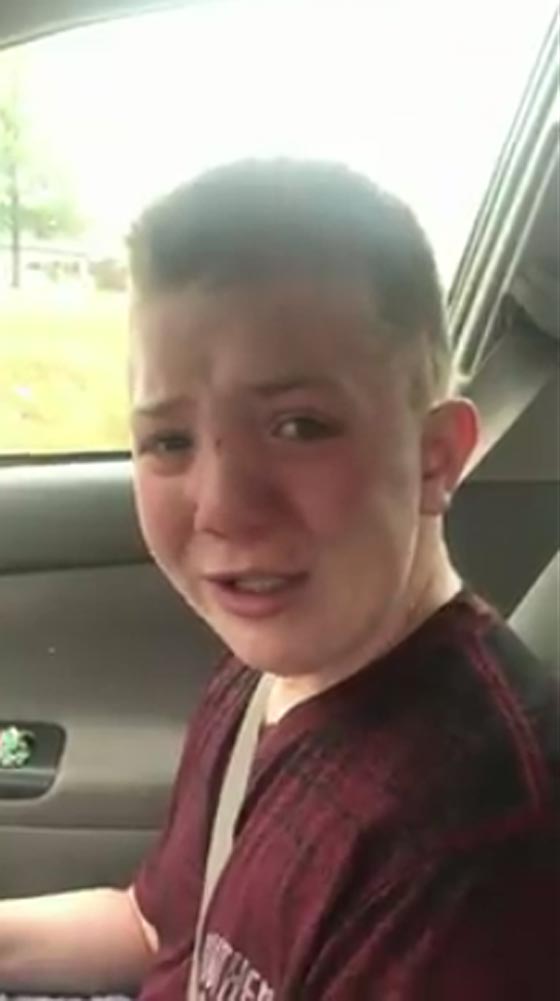 فيديو مؤثر: طفل يسحق القلوب بدموعه شاكيا تنمّر اصدقائه وسخريتهم منه  صورة رقم 2