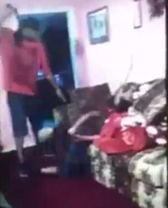 فيديو قاسي +18: أمريكي يضرب ابنته بقسوة بسبب سناب شات صورة رقم 1