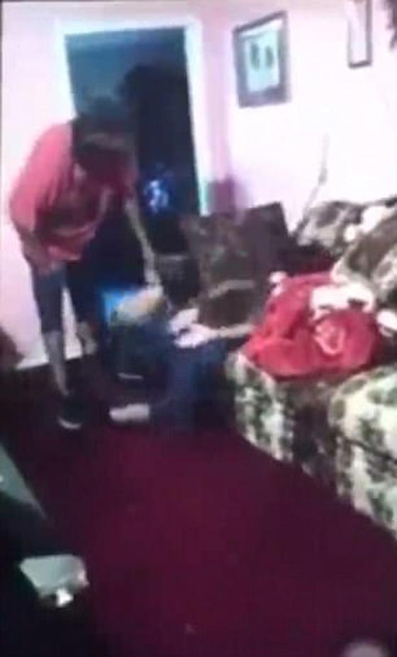 فيديو قاسي +18: أمريكي يضرب ابنته بقسوة بسبب سناب شات صورة رقم 2