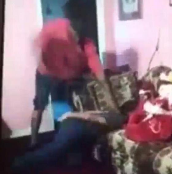 فيديو قاسي +18: أمريكي يضرب ابنته بقسوة بسبب سناب شات صورة رقم 3