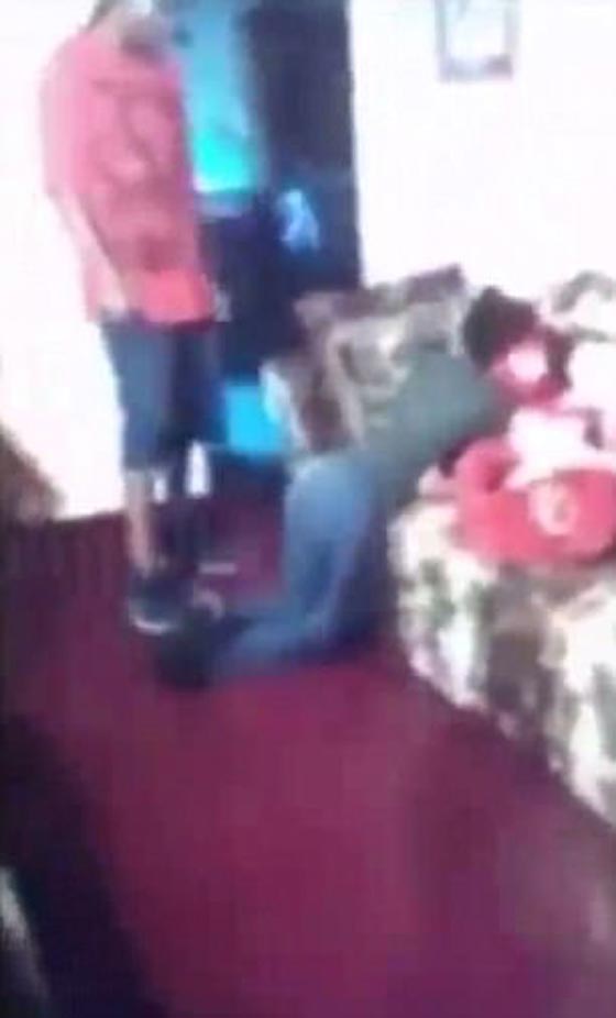 فيديو قاسي +18: أمريكي يضرب ابنته بقسوة بسبب سناب شات صورة رقم 4