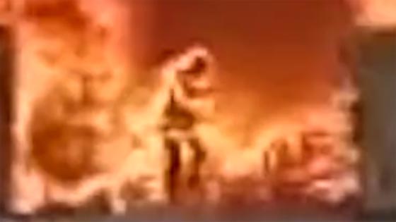 فيديو. صيني يضحي بحياته بجنون وسط النيران لينقذ هاتفه!  صورة رقم 2