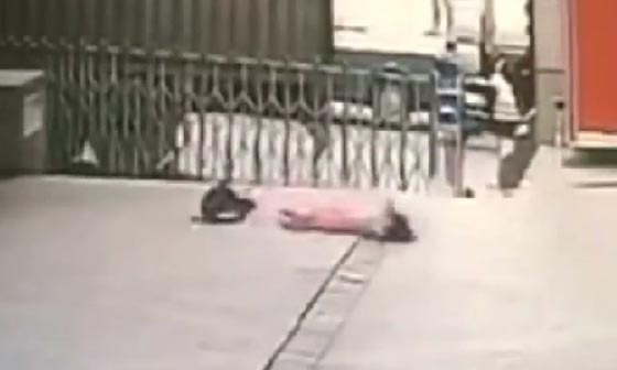 بالفيديو.. مصرع حارس أمن حاول التقاط فتاة سقطت من الطابق 11 صورة رقم 1