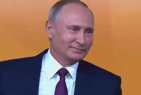 بوتن يحمر خجلا من موقف محرج في لقاء صحفي صورة رقم 2