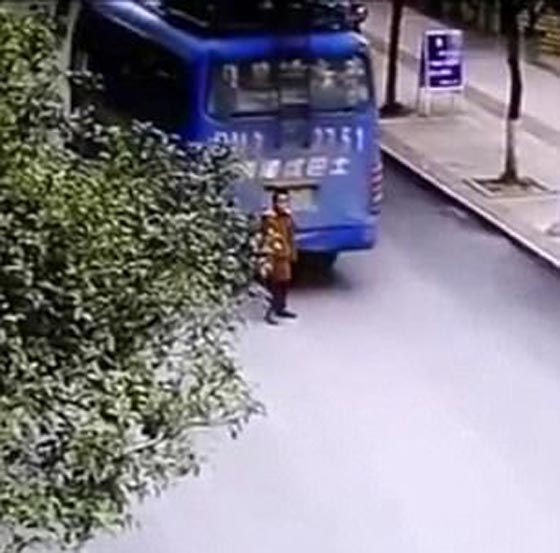 فيديو صادم: نجاة طفل دهسه باص ويصعد على جسمه بعجلاته الضخمة صورة رقم 1