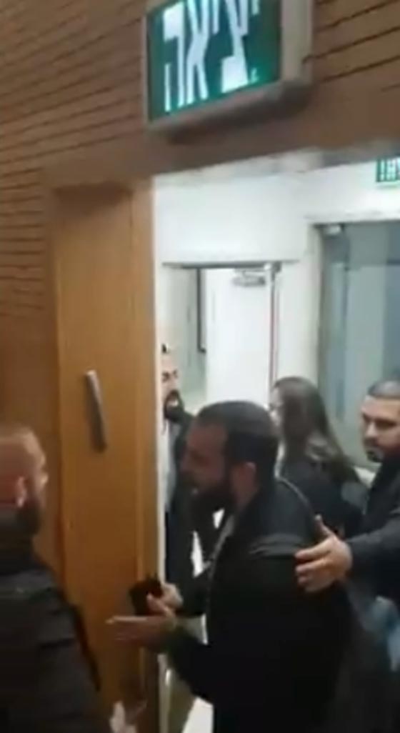 فيديو طلاب فلسطينيين (عرب 48) يهاجمون باحث مصري بجامعة تل أبيب: لا للتطبيع! صورة رقم 6