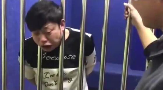 فيديو قاسٍ.. صيني أدخل رأسه بين القضبان وفشل في استعادته صورة رقم 2