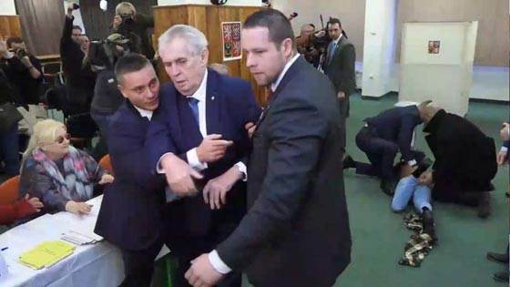 بالفيديو.. ناشطة تتجرد من ملابسها و تهاجم رئيس التشيك صورة رقم 2