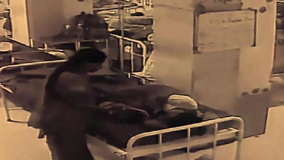 فيديو صادم.. إمرأة هندية تسرق رضيع من امه بعد ولادته بساعات  صورة رقم 2