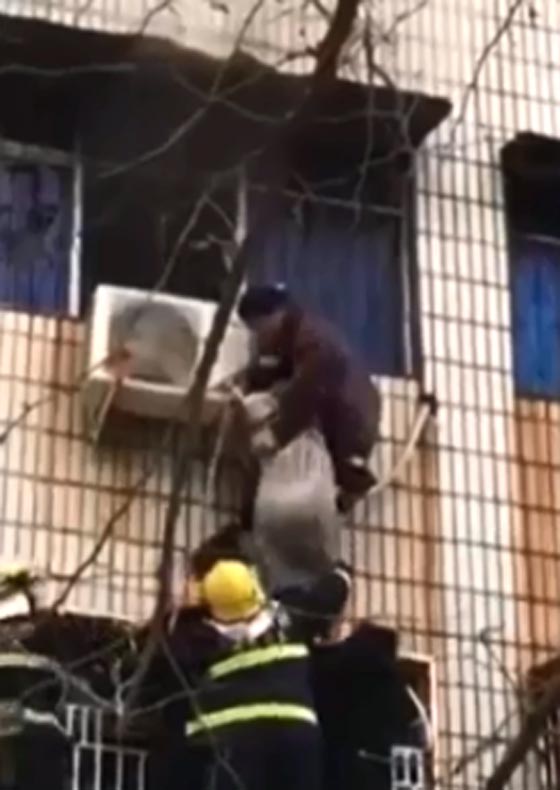 رجل مشلول يتسلق مبنى محترق لينقذ امرأة حامل.. فيديو صورة رقم 1
