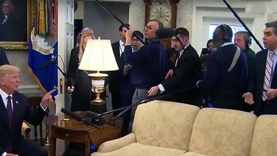 بالفيديو.. ترامب يطرد صحافي من البيت الأبيض صورة رقم 1