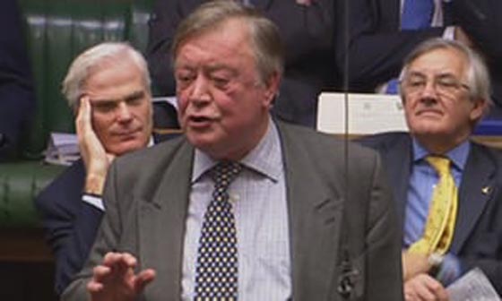 برلماني بريطاني ينام خلال خطاب زميله صورة رقم 1