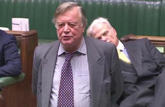 برلماني بريطاني ينام خلال خطاب زميله صورة رقم 2