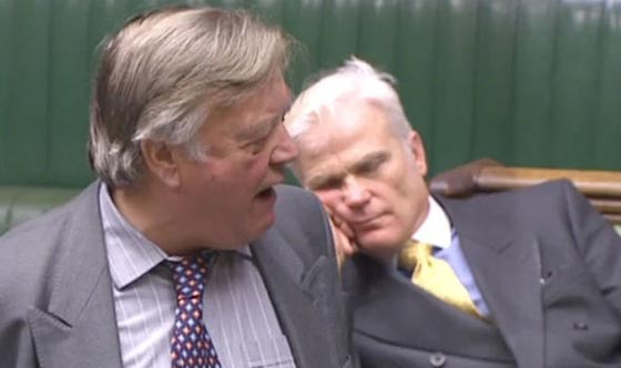 برلماني بريطاني ينام خلال خطاب زميله صورة رقم 3