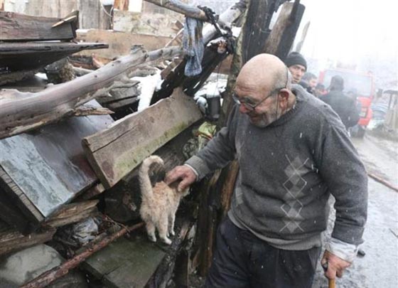  فيديو مؤثر: رجل مسن يبكي منزله المحترق ويحضن قطته التي نجت! صورة رقم 3