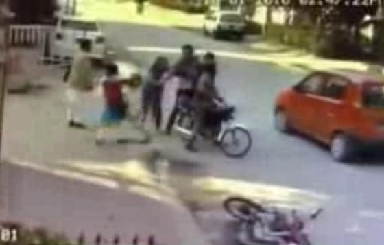 فيديو امرأة باكستانية بـ10 رجال! لاحقت لصيّن سرقا حقيبتها واشبعتهما ضربا!  صورة رقم 1
