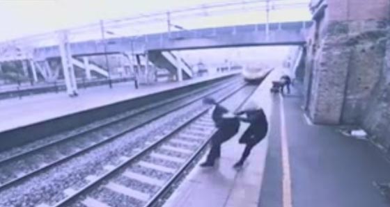  فيديو خطير: امرأة شجاعة تنقذ رجلا حاول الانتحار تحت عجلات القطار صورة رقم 1