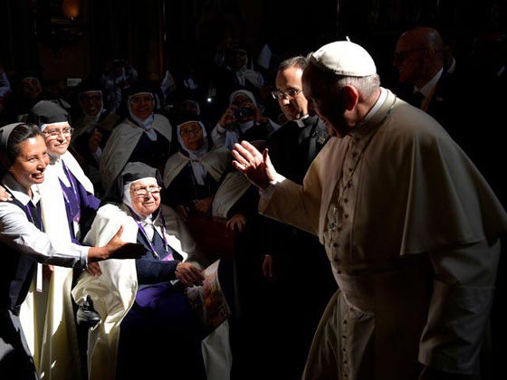 البابا فرنسيس يمازح الراهبات وينتقد النميمة صورة رقم 4