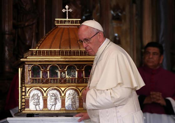 البابا فرنسيس يمازح الراهبات وينتقد النميمة صورة رقم 3