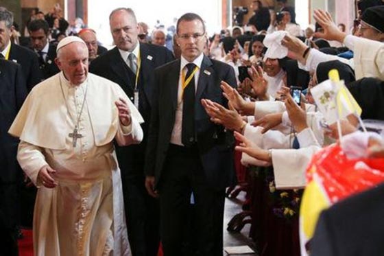 البابا فرنسيس يمازح الراهبات وينتقد النميمة صورة رقم 2