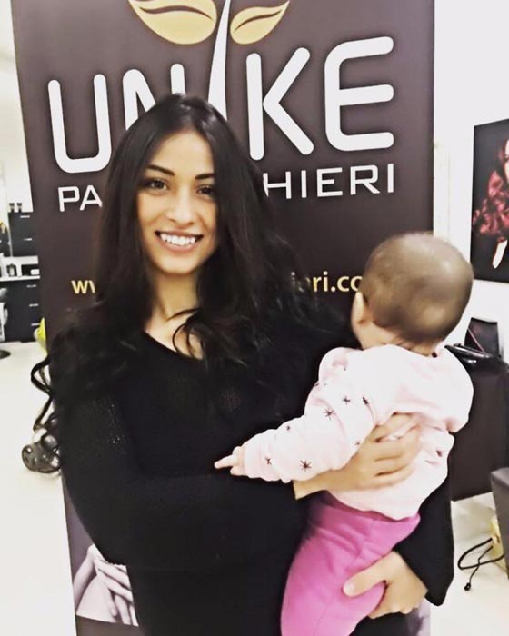 متسابقة في ملكة جمال إيطاليا تحمل ابنتها الرضيعة معها على المنصة صورة رقم 2