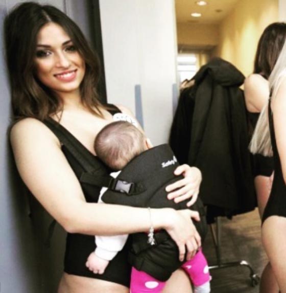 متسابقة في ملكة جمال إيطاليا تحمل ابنتها الرضيعة معها على المنصة صورة رقم 3