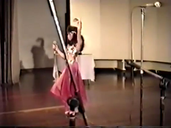 اول فيديوهات شاكيرا: رقص شرقي في سن 12 عاما وغناء اسباني صورة رقم 4