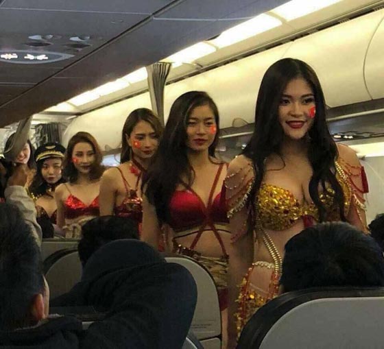 فيديو وصور.. عرض أزياء ملابس داخلية على متن طائرة ! صورة رقم 2