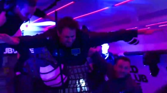بالفيديو.. حفل راقص على الطائرة من دون جاذبية صورة رقم 2